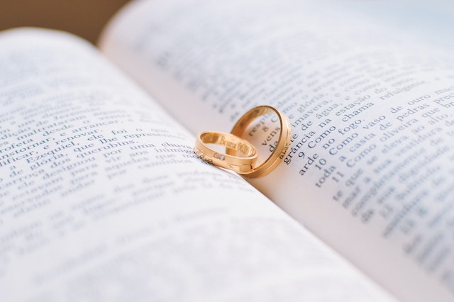 De betovering van gouden verlovingsringen: Een stap dichter bij eeuwige liefde